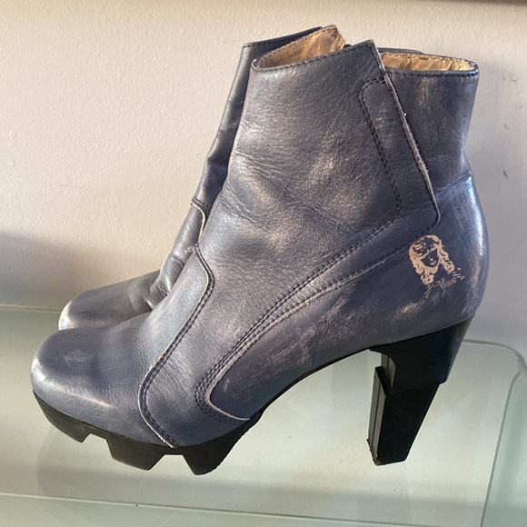 Like Smug Prophecy Boots - Picture 2 of 9